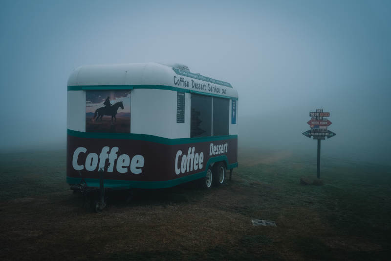 雾中咖啡车图片