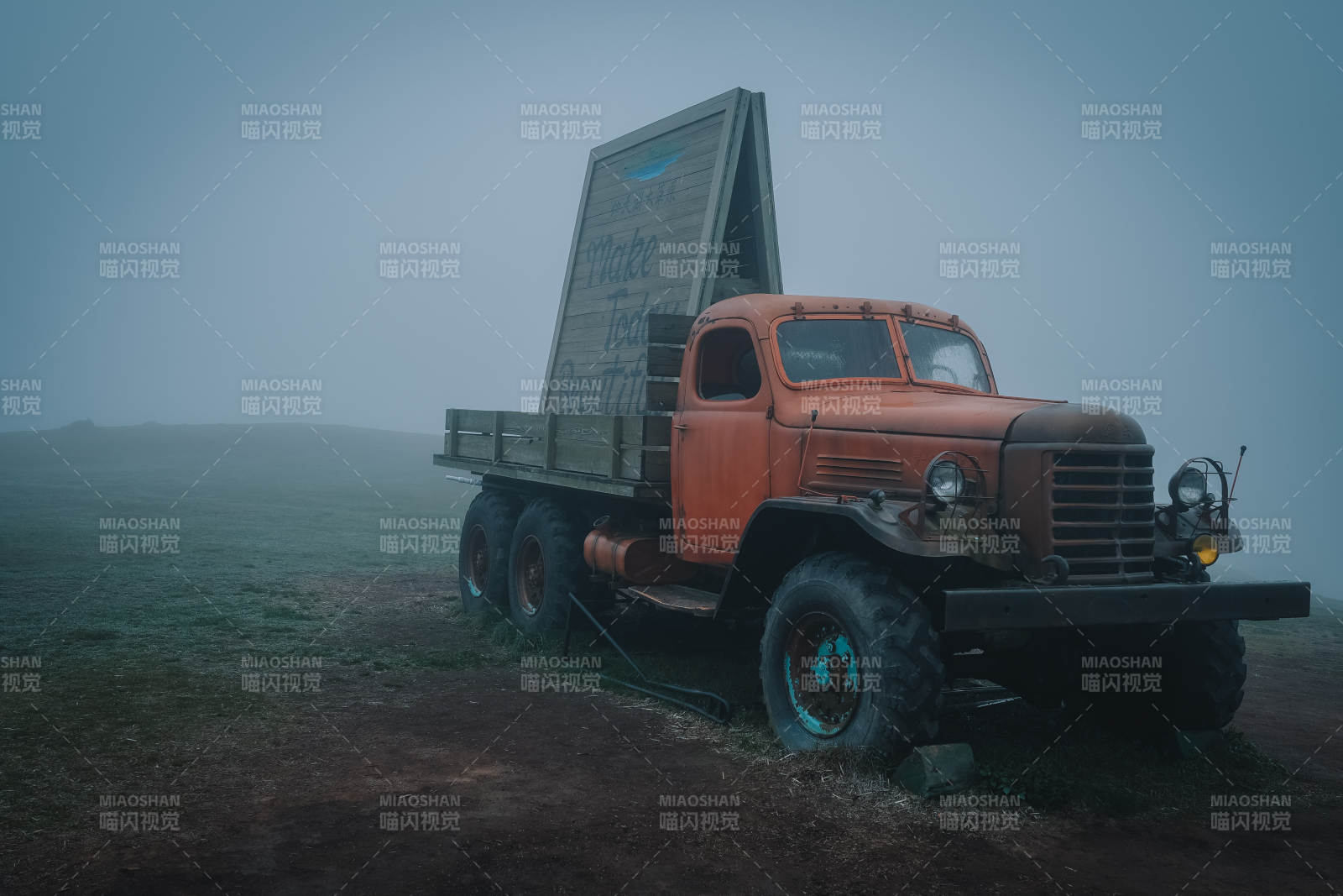 雾中橙色卡车图片