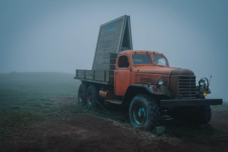 雾中橙色卡车图片