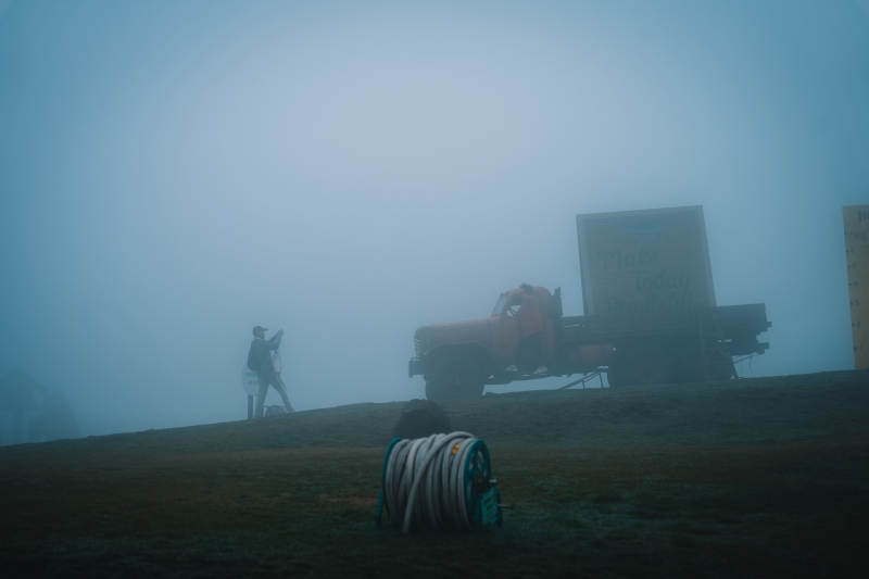 雾中作业者图片