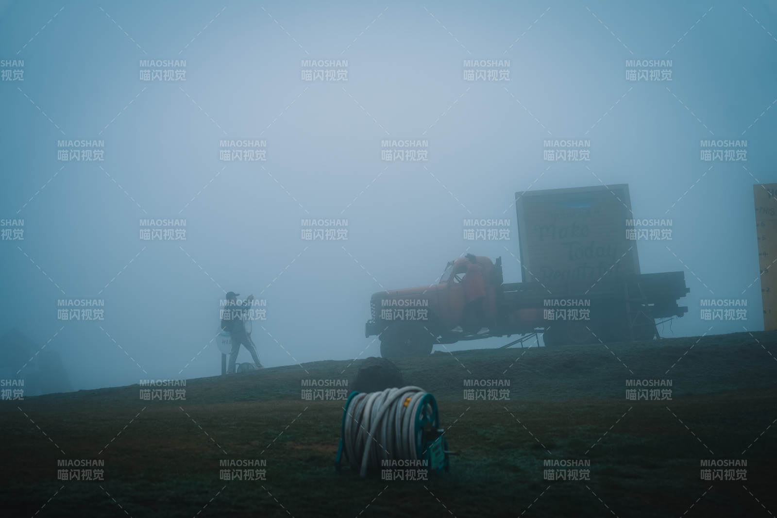 雾中作业者图片