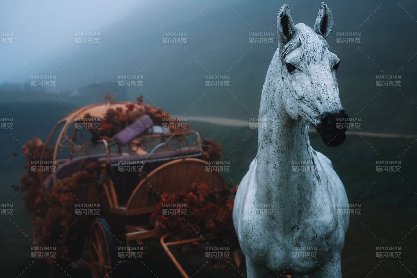 雾中马车静谧行图片