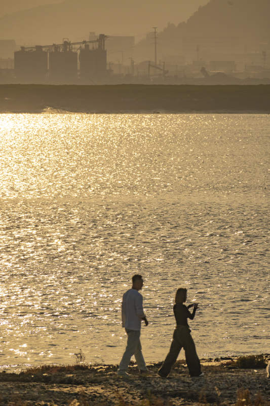夕阳下的湖畔散步图片