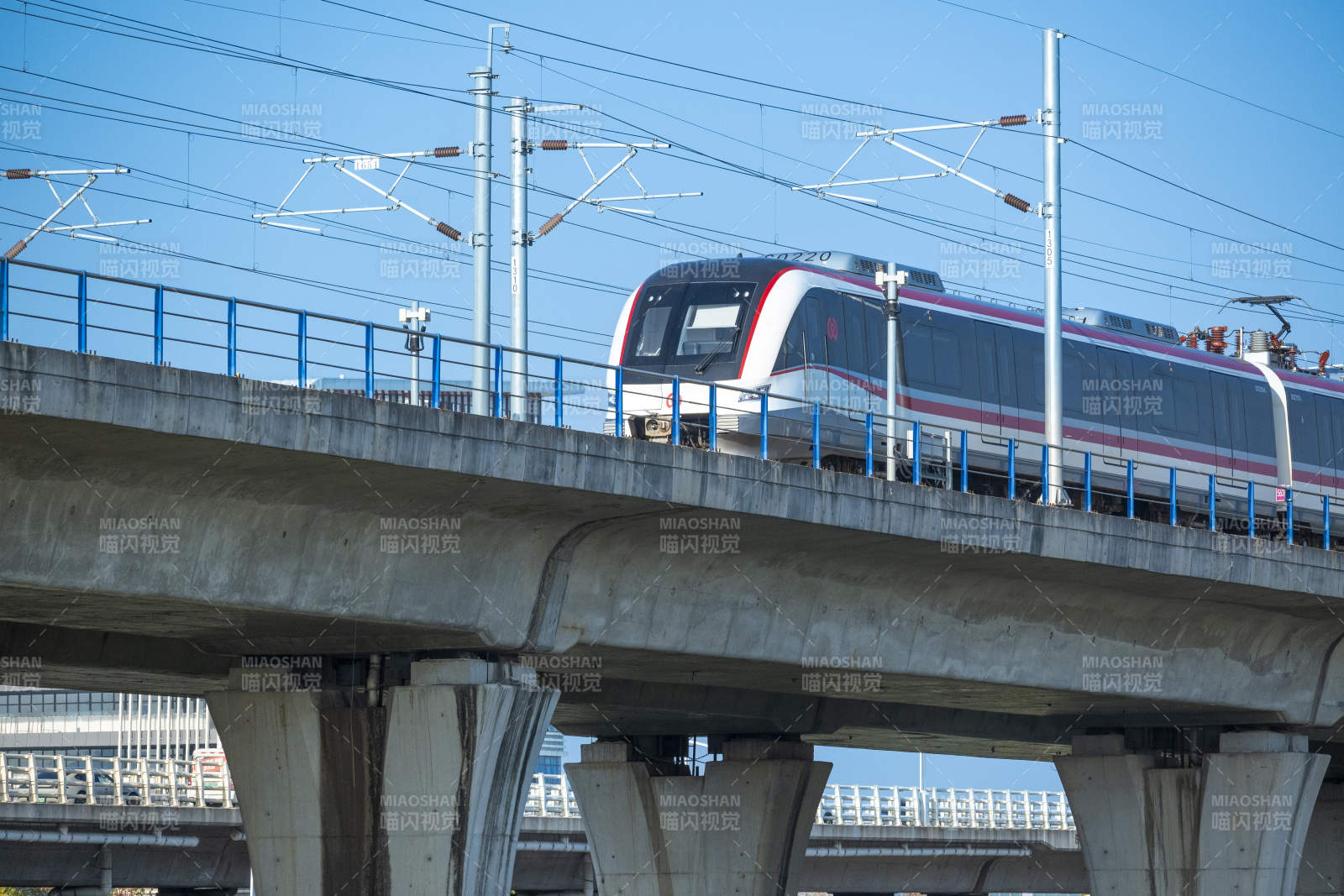 高架列车飞驰而过图片