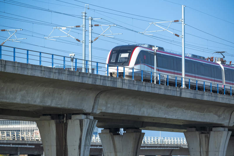 高架列车飞驰而过图片