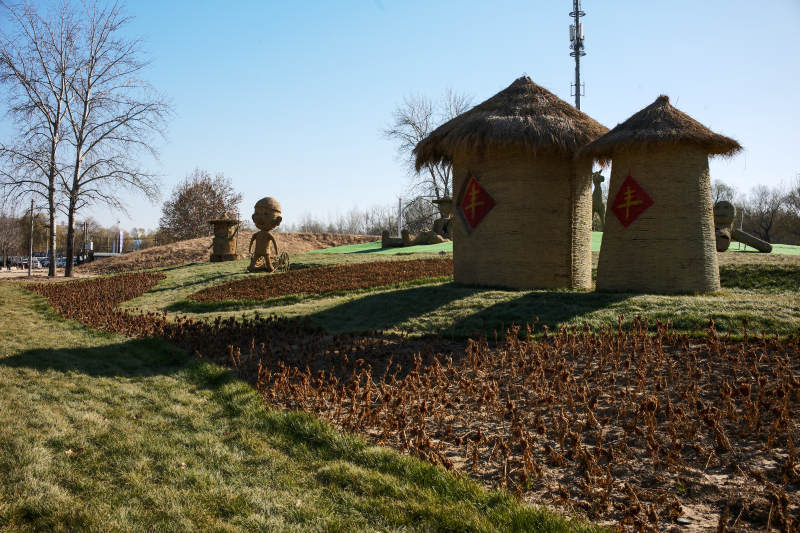 北京海淀稻香花海—稻草屋与雕塑园景图片