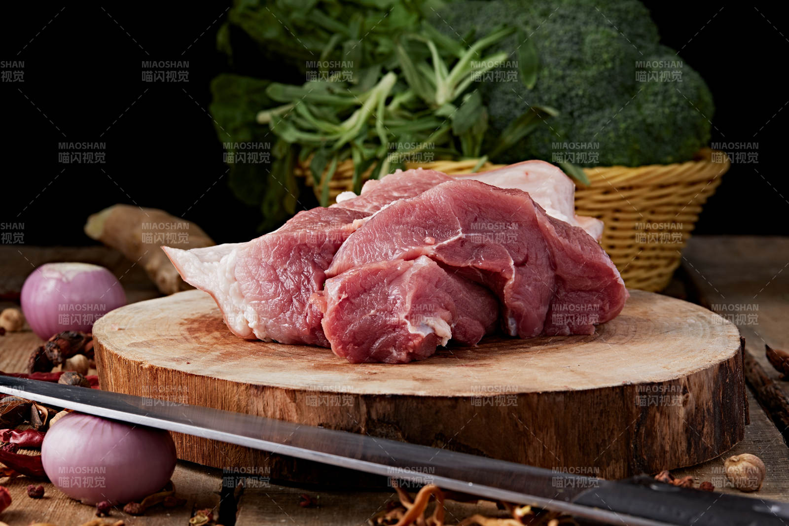 检疫合格的屠宰生鲜猪肉图片