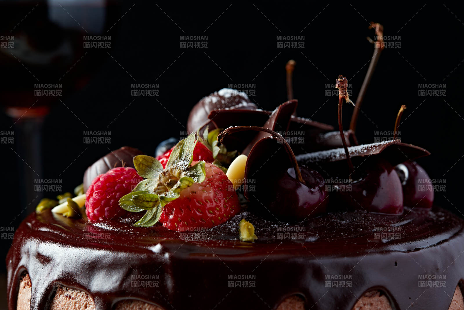 蓝莓草莓车厘子巧克力鲜奶慕斯生日蛋糕图片