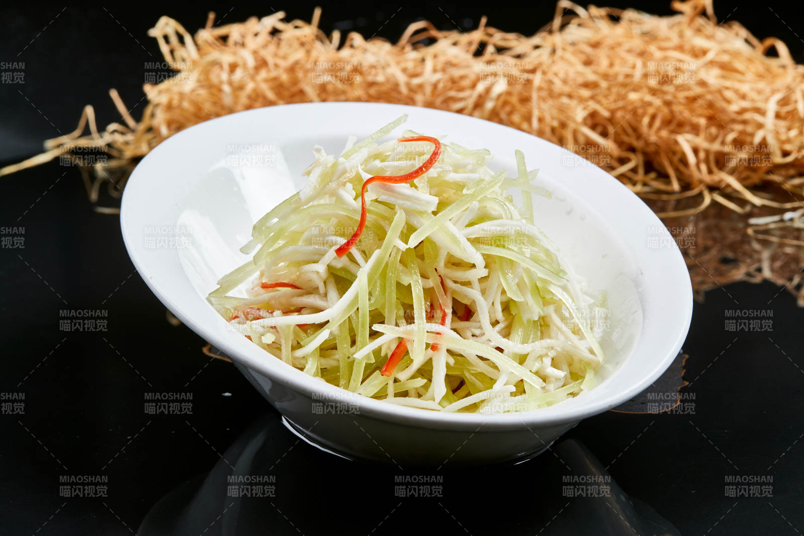 白色瓷盘装的巧拌双丝西芹丝土豆丝图片