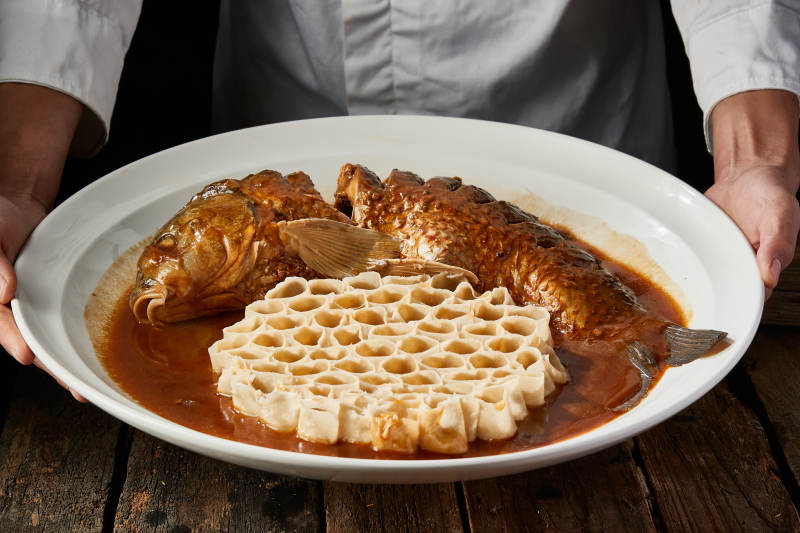 黄焖野生大鲤鱼盖农家莜面窝窝图片