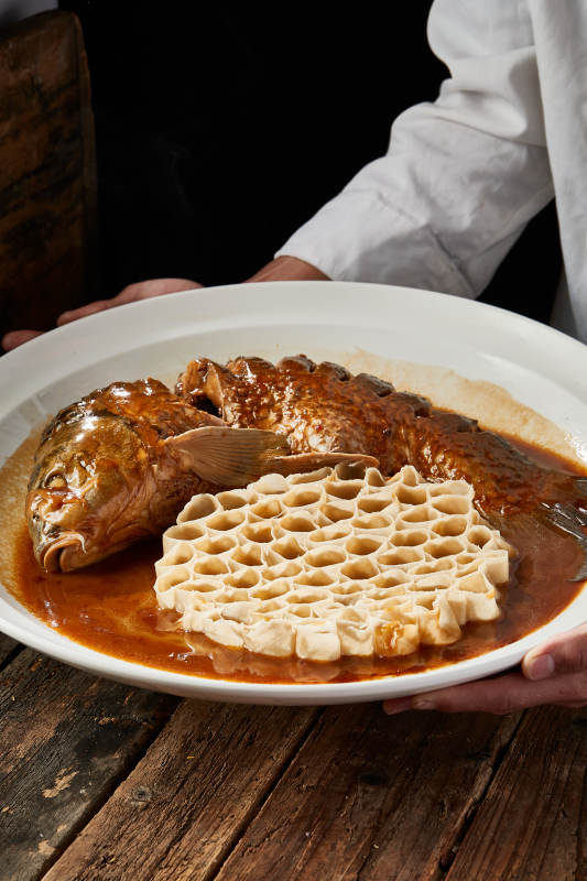 黄焖野生大鲤鱼盖农家莜面窝窝图片