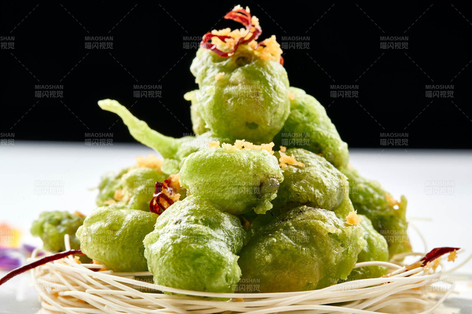 白色瓷盘装的菠菜汁耗肉天妇罗图片