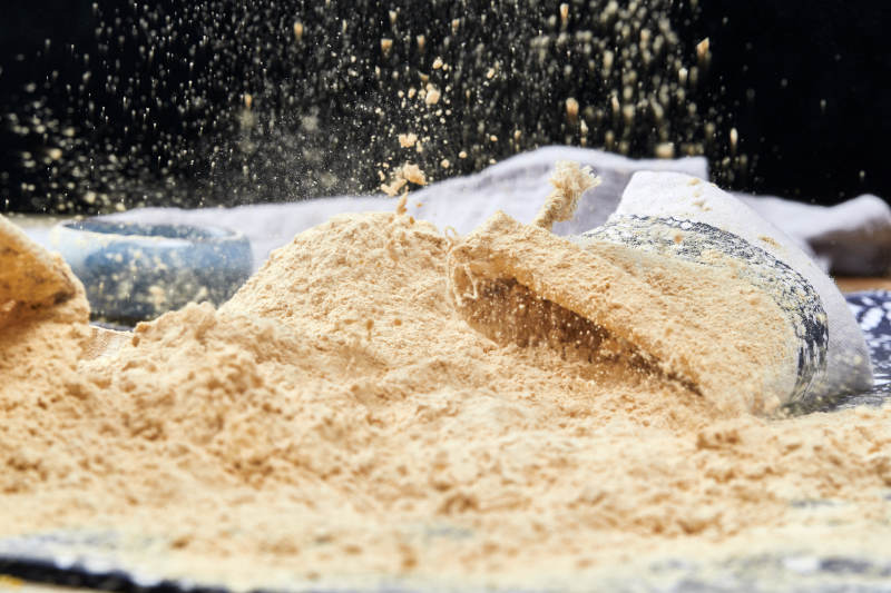 双手揉搓捧起的糊糊面豆糊面图片