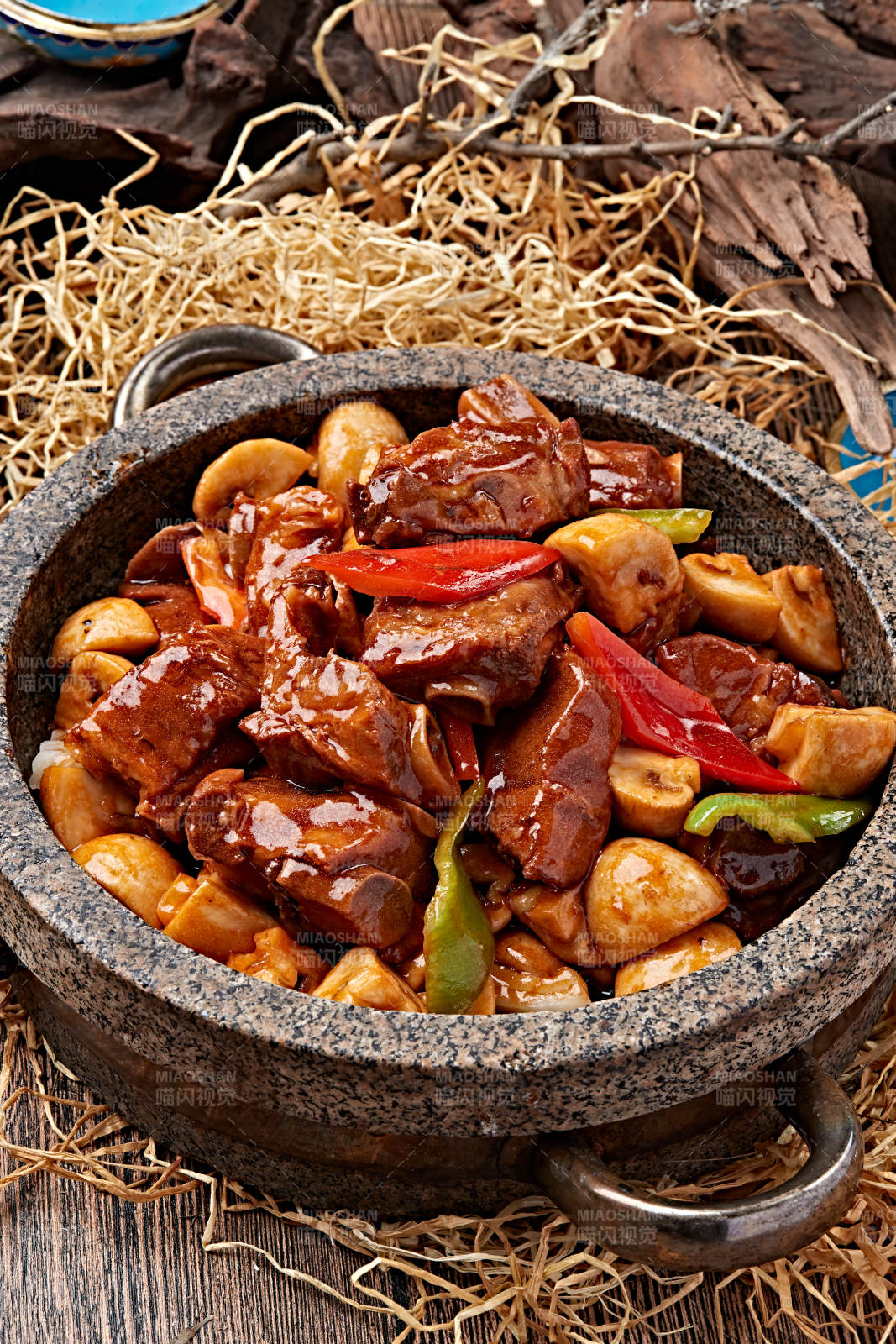 石锅红焖口蘑猪小排图片
