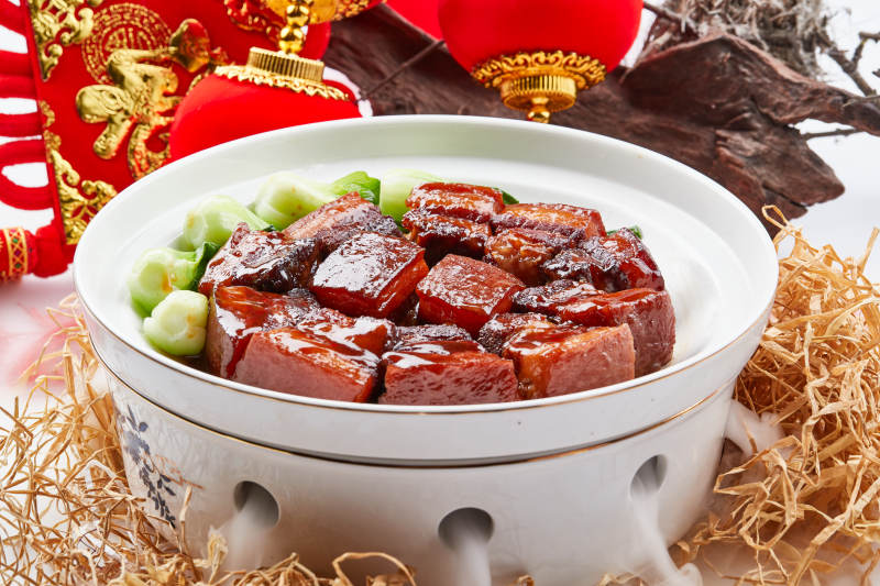 精美餐具装的传统红烧肉图片