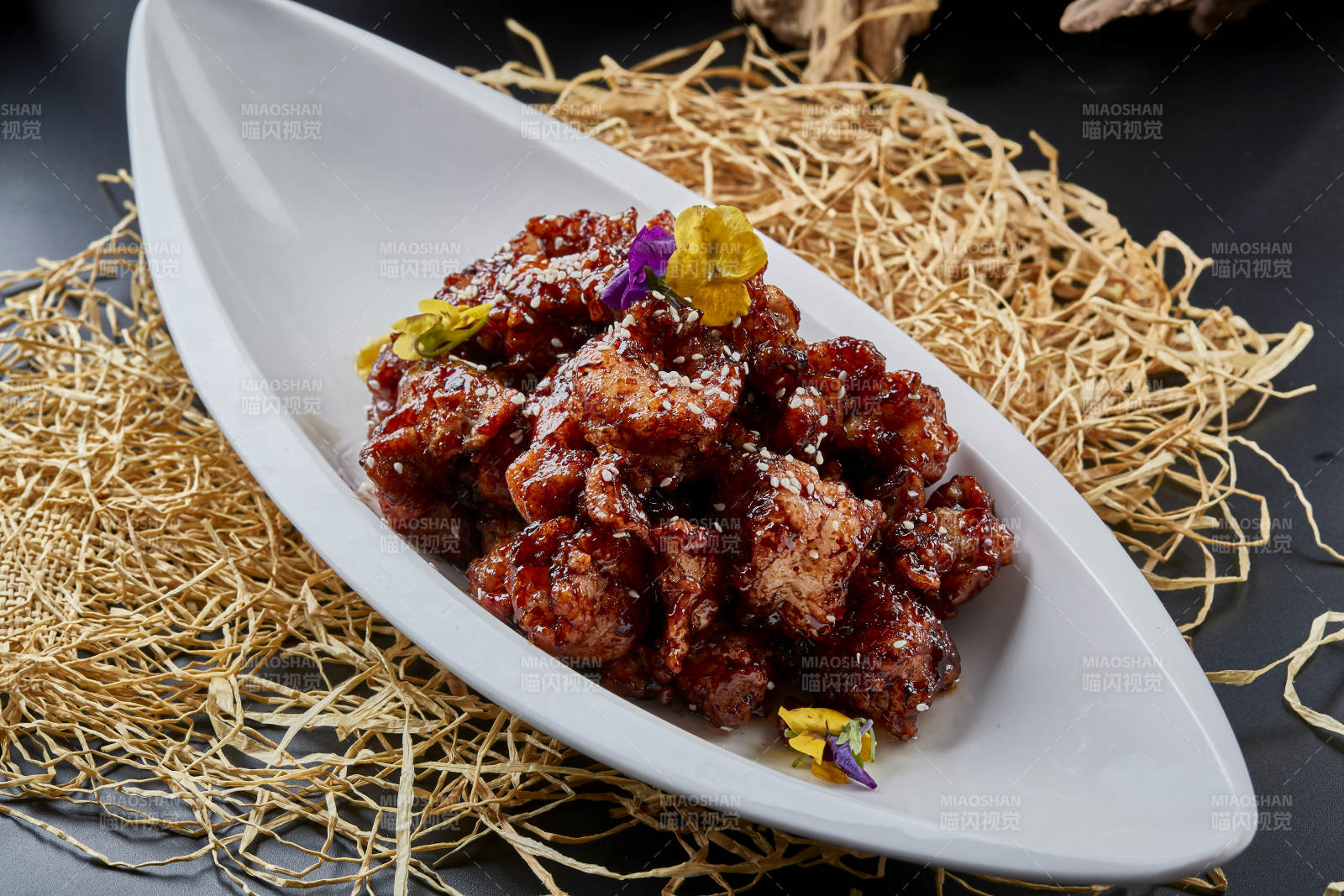 黑色背景上的酱爆鸡里蹦图片