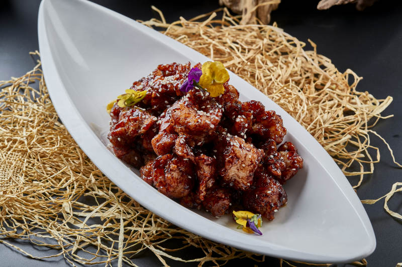 黑色背景上的酱爆鸡里蹦图片