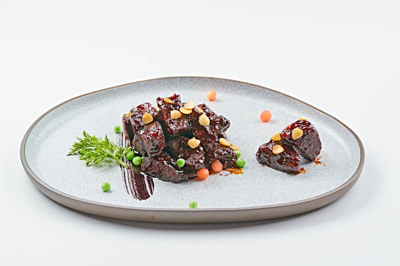 青色瓷盘装的XO酱香和牛粒图片