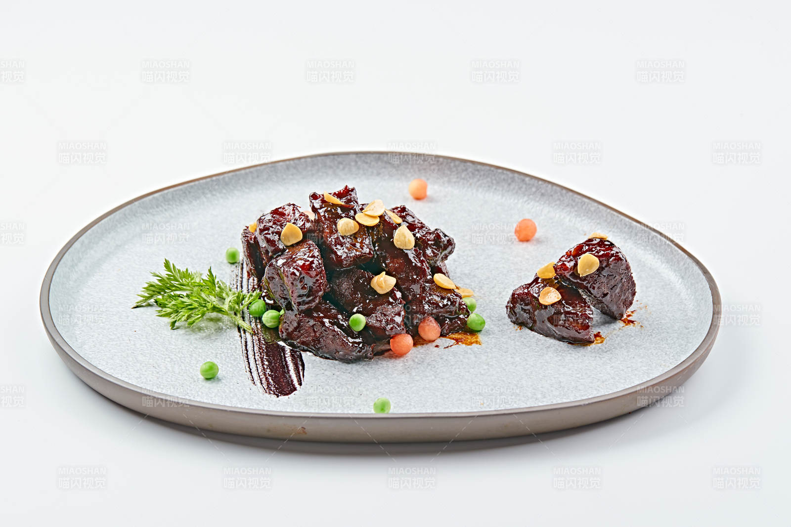 青色瓷盘装的XO酱香和牛粒图片