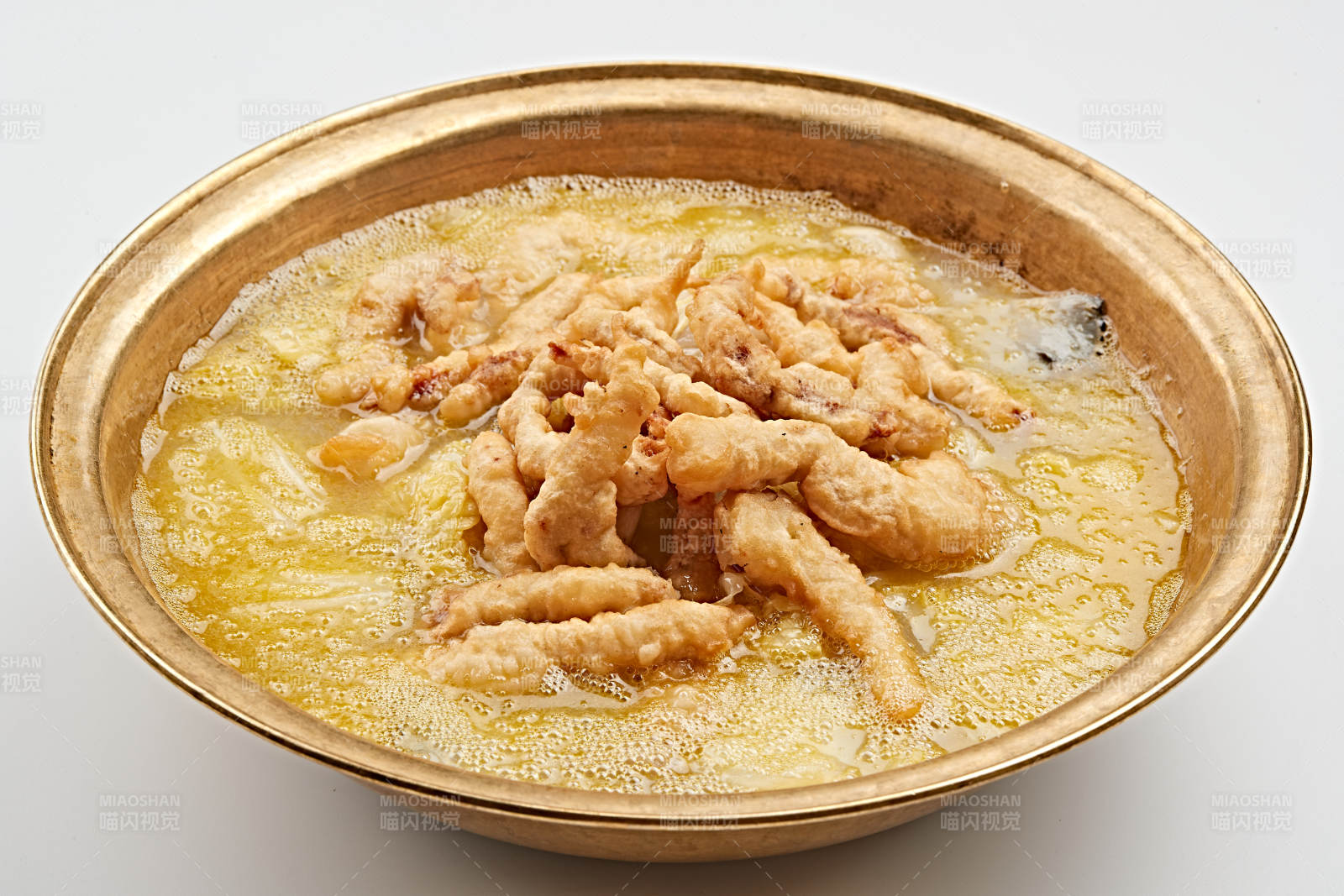 精美铜锅装的酸汤酥肉图片