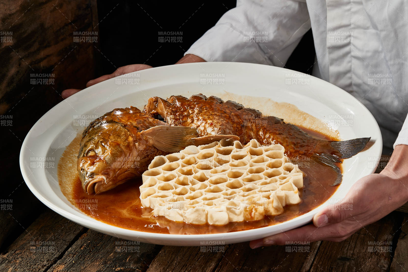 黄焖野生大鲤鱼盖农家莜面窝窝图片