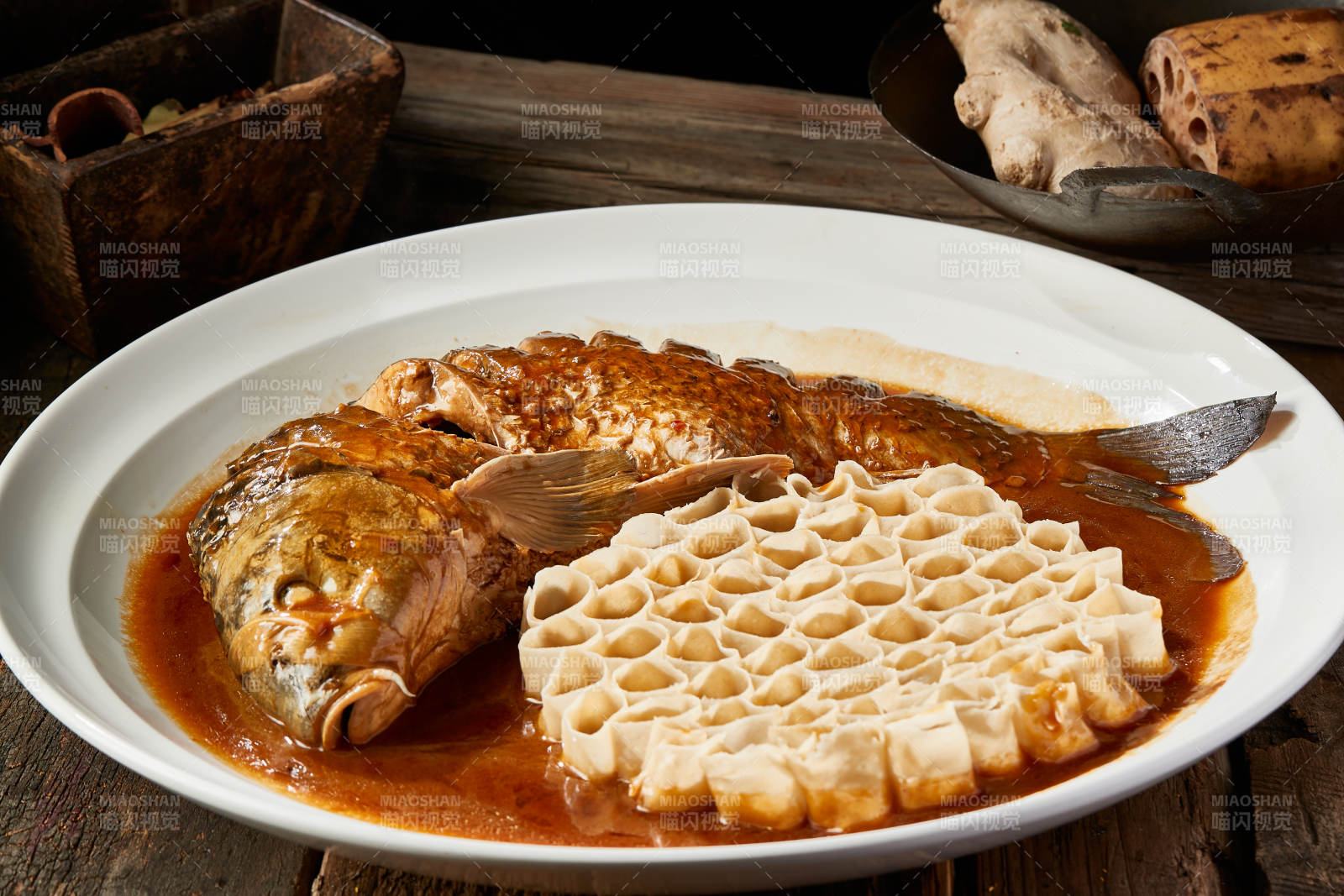 黄焖野生大鲤鱼盖农家莜面窝窝图片