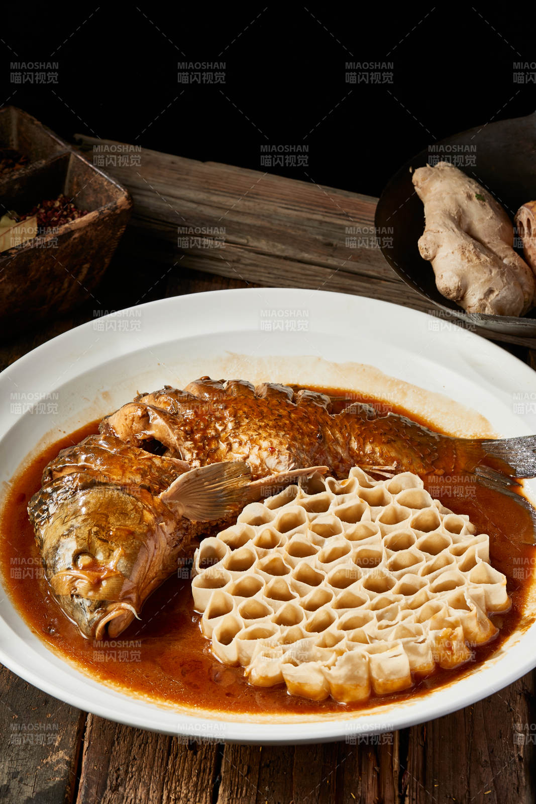 黄焖野生大鲤鱼盖农家莜面窝窝图片