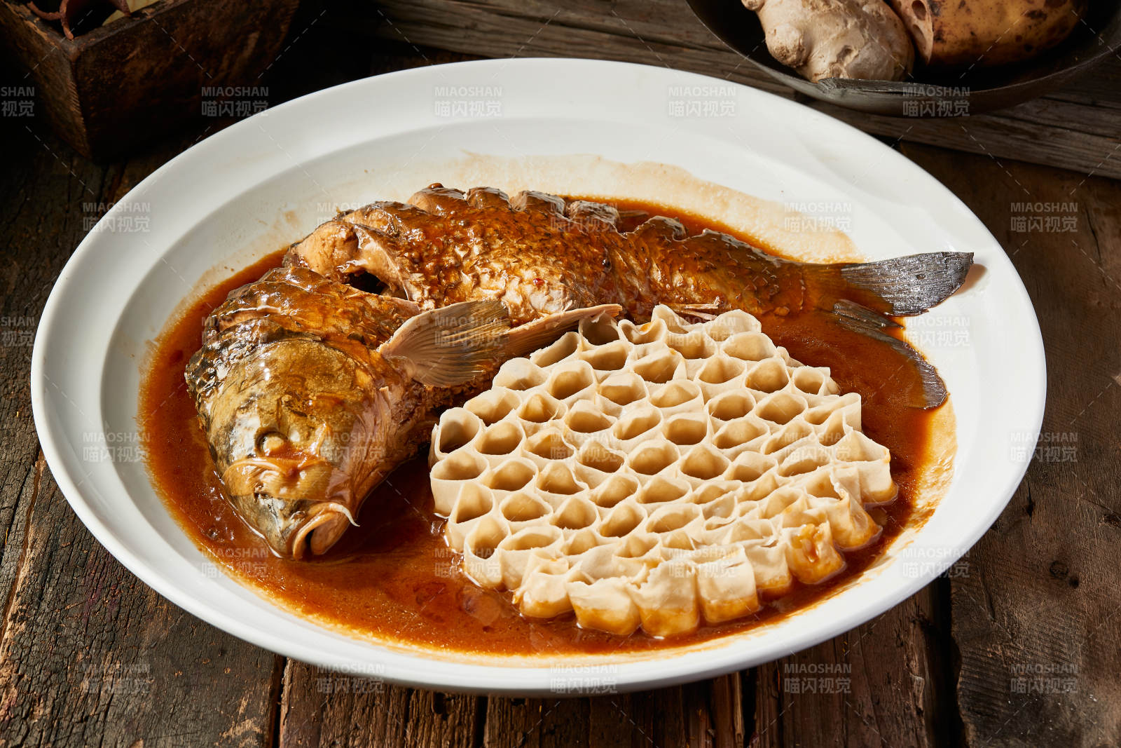 黄焖野生大鲤鱼盖农家莜面窝窝图片