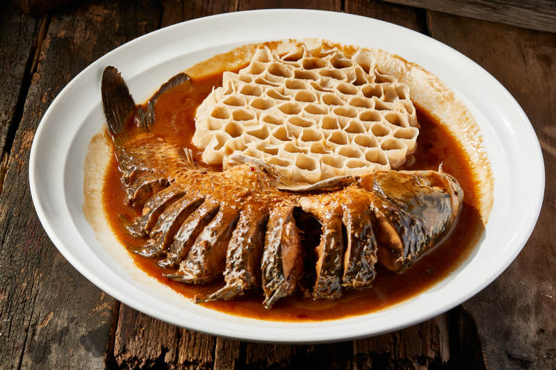 黄焖野生大鲤鱼盖农家莜面窝窝图片