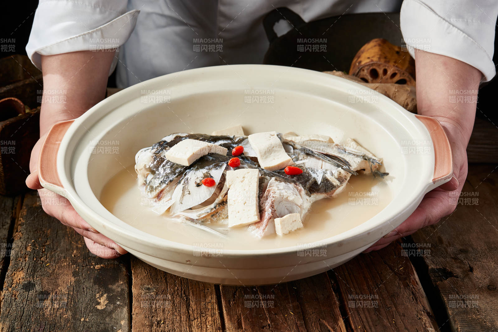 浓香野生鲢鱼头豆腐汤图片