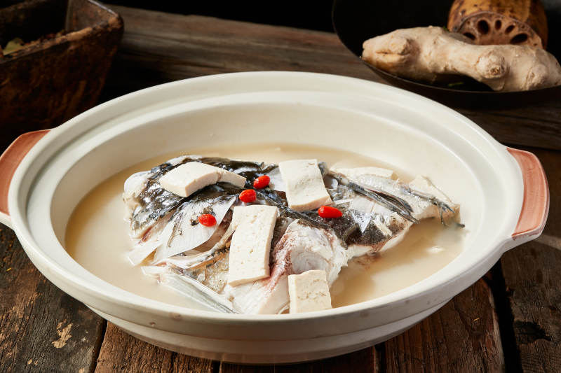 浓香野生鲢鱼头豆腐汤图片