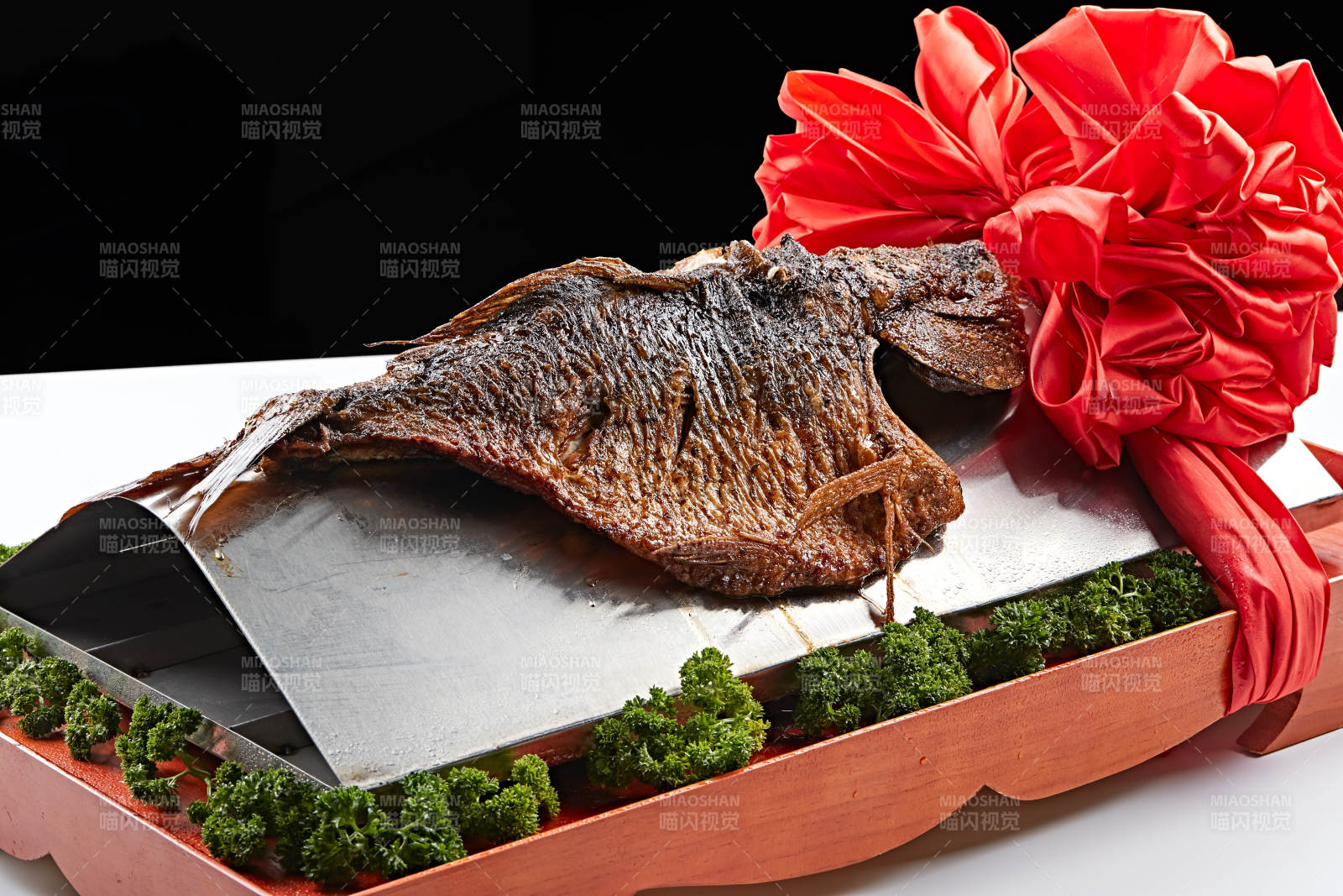 精美餐具装的蒙式熏鱼图片