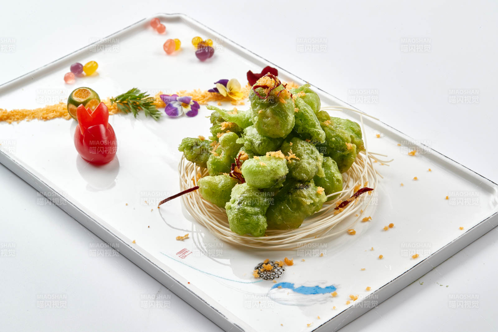 白色瓷盘装的菠菜汁耗肉天妇罗图片