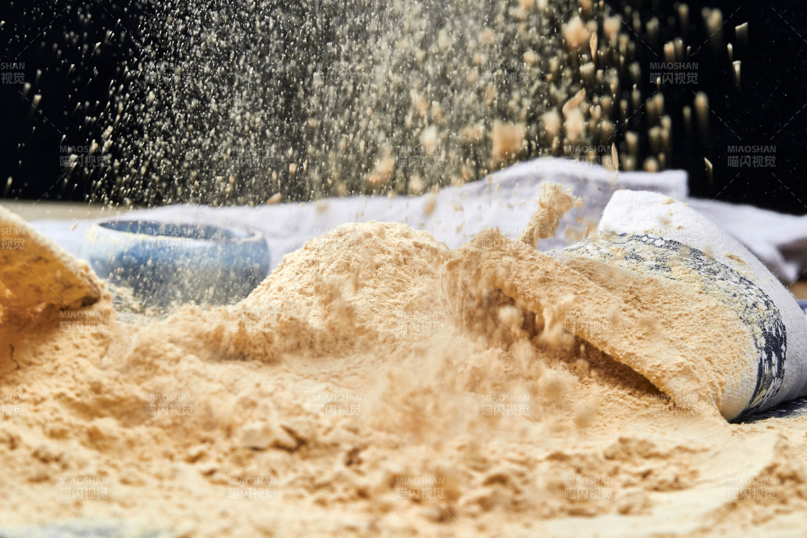 双手揉搓捧起的糊糊面豆糊面图片