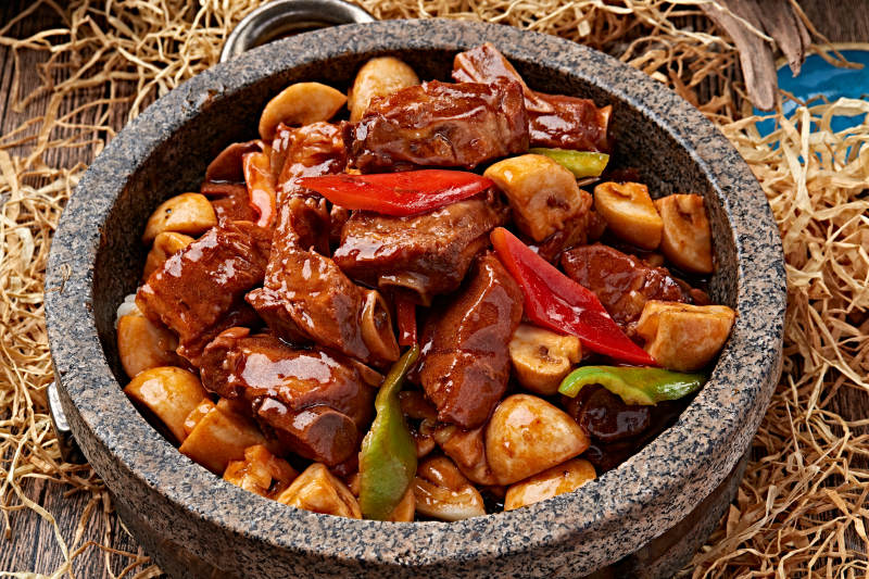 石锅红焖口蘑猪小排图片