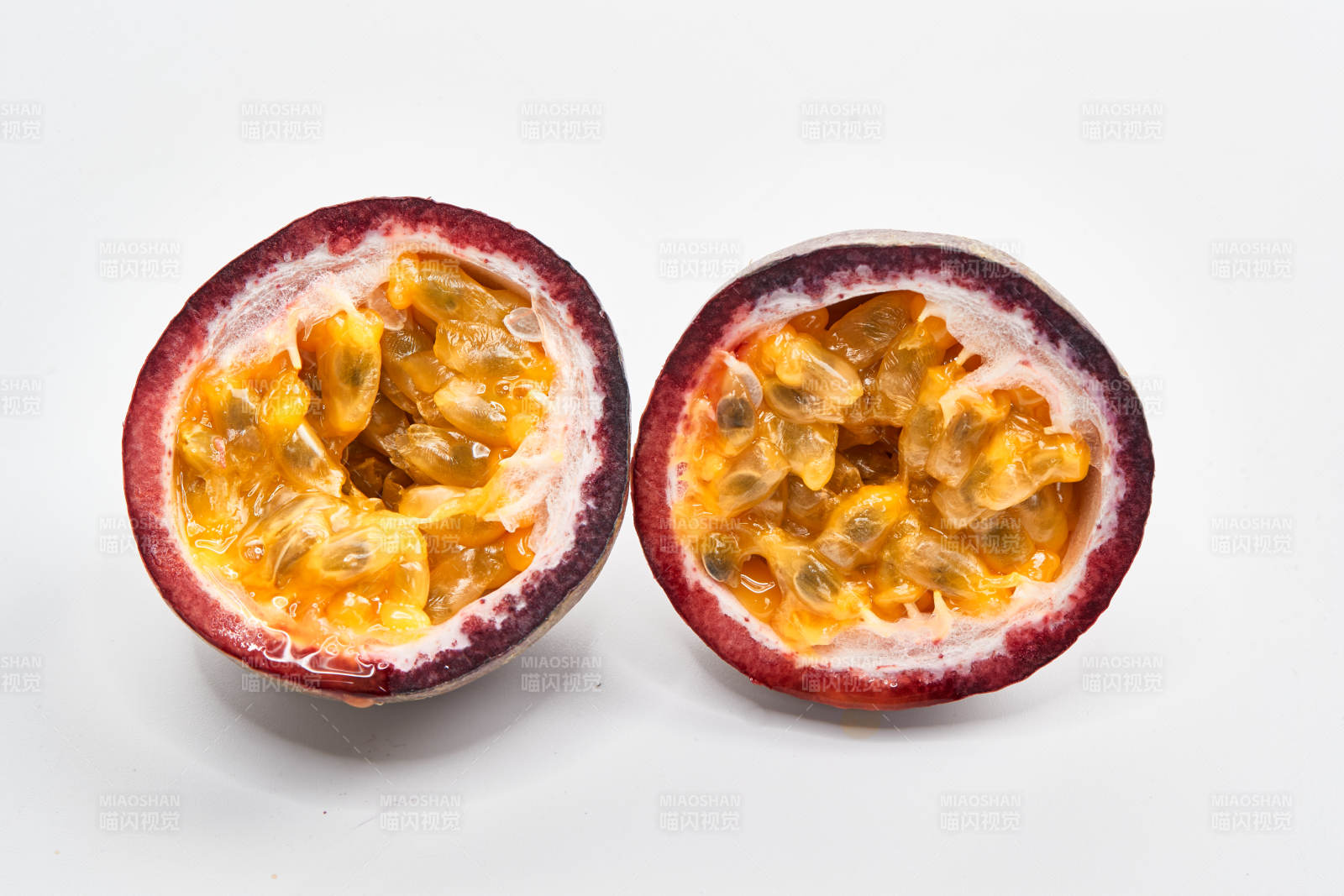 白色背景上摆放的新鲜百香果图片