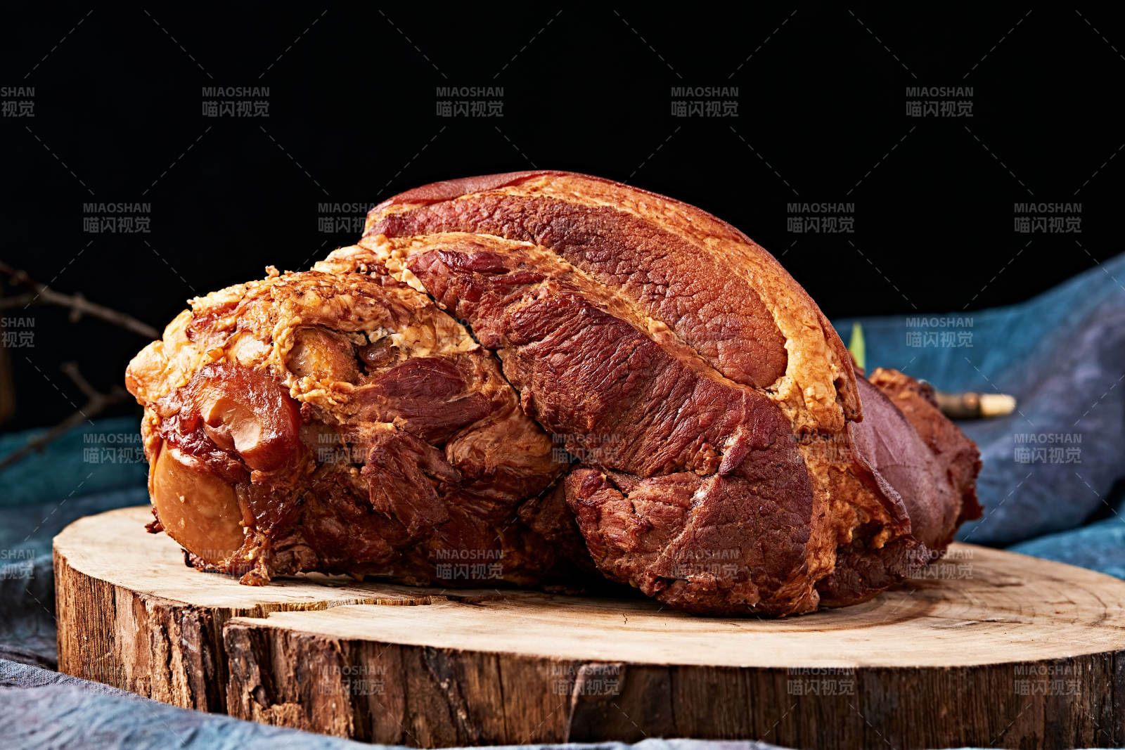 古法烟熏大猪肘肘子图片