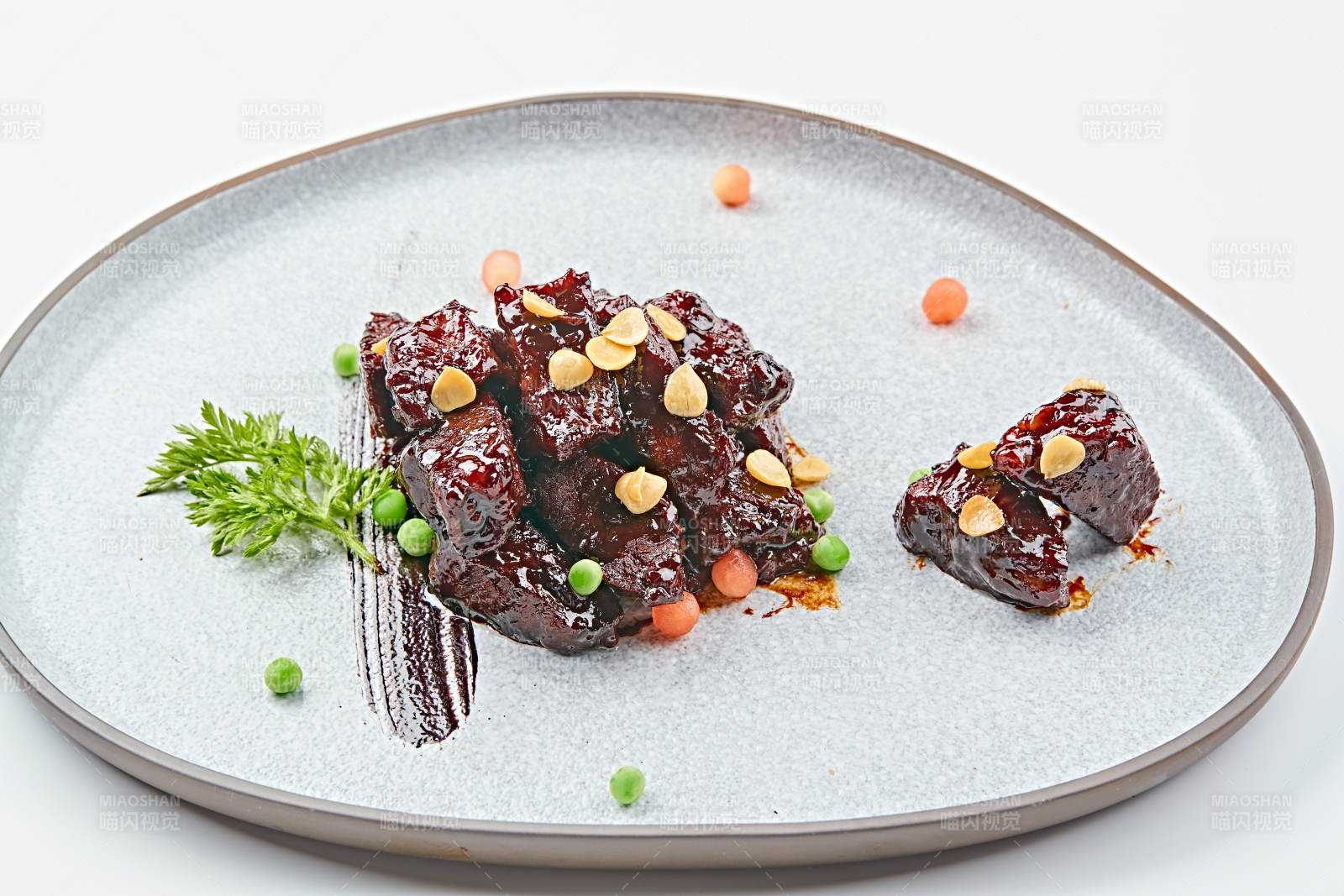 青色瓷盘装的XO酱香和牛粒图片