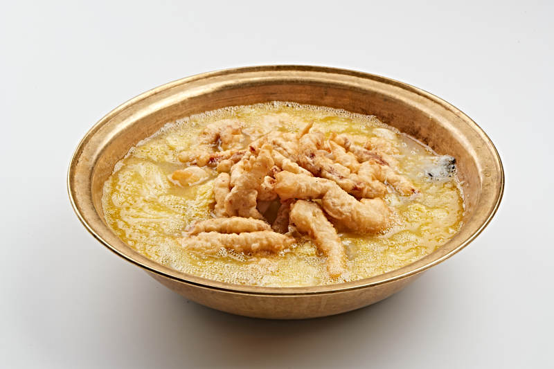 精美铜锅装的酸汤酥肉图片