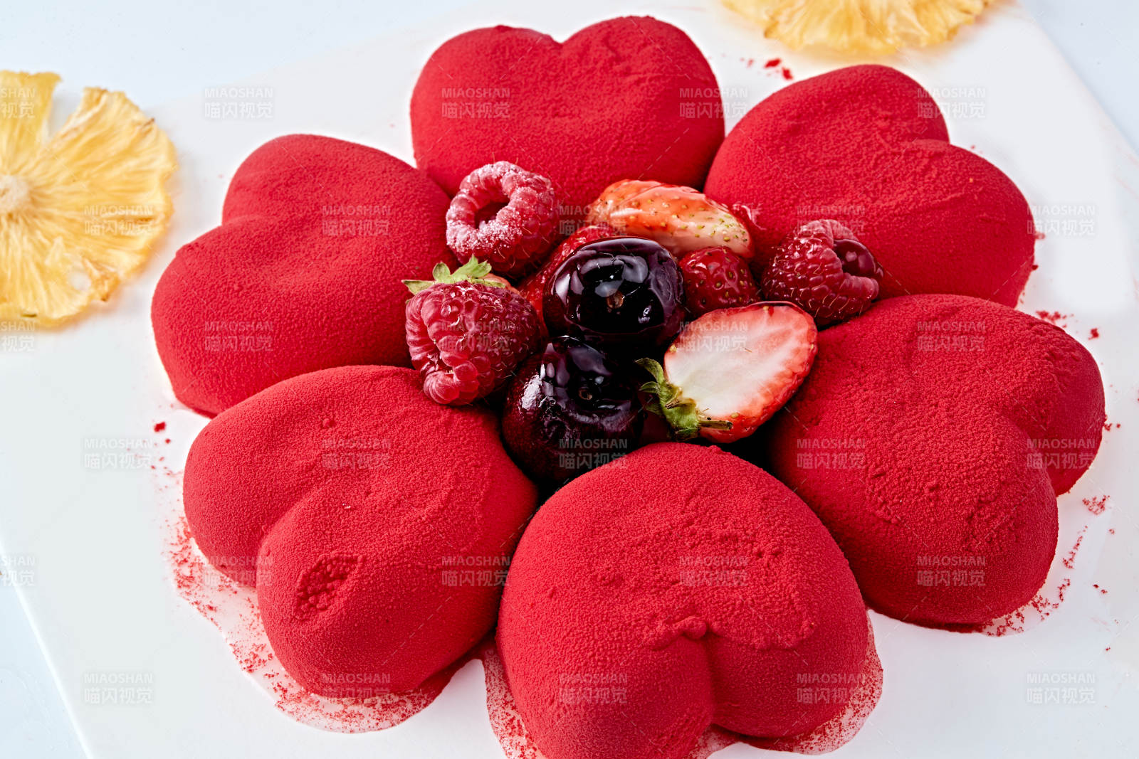 鲜水果抹茶心形奶油慕斯蛋糕图片