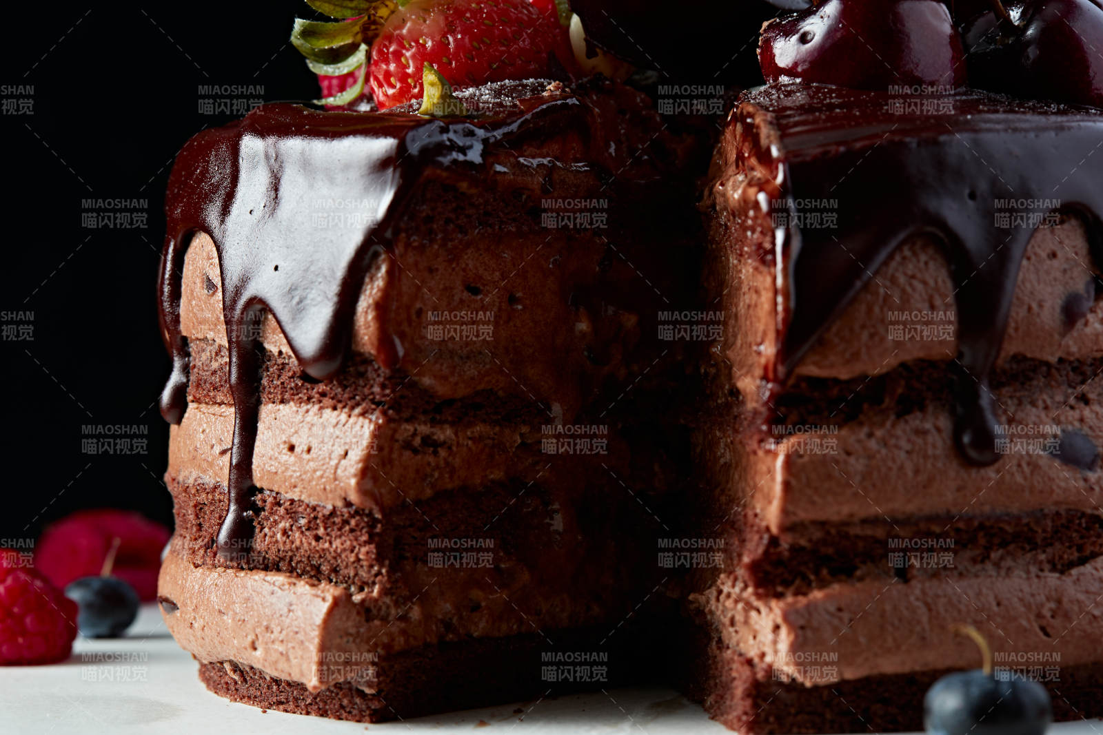 蓝莓草莓车厘子巧克力鲜奶慕斯生日蛋糕图片