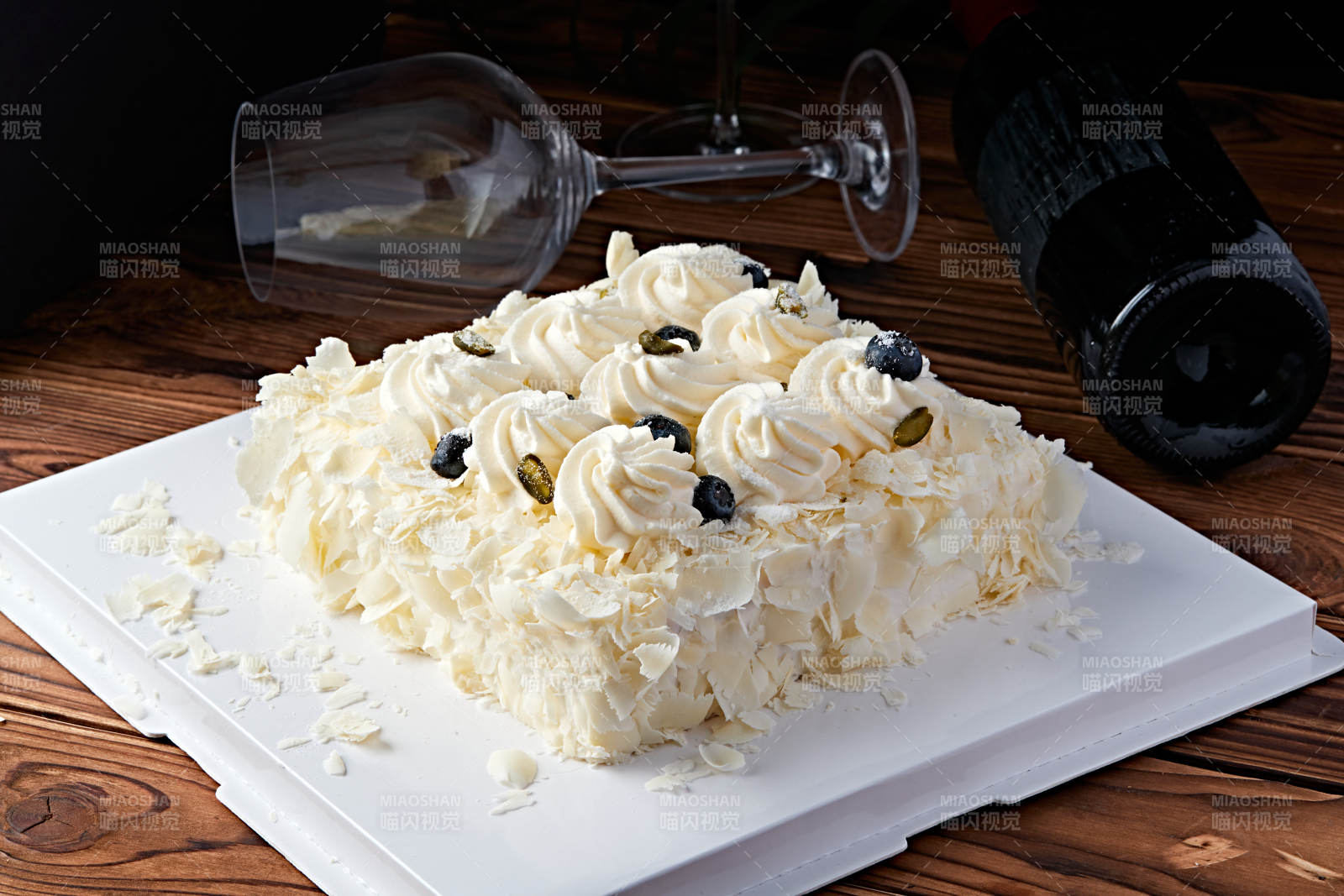 蓝莓白巧克力鲜奶慕斯榴莲蛋糕图片