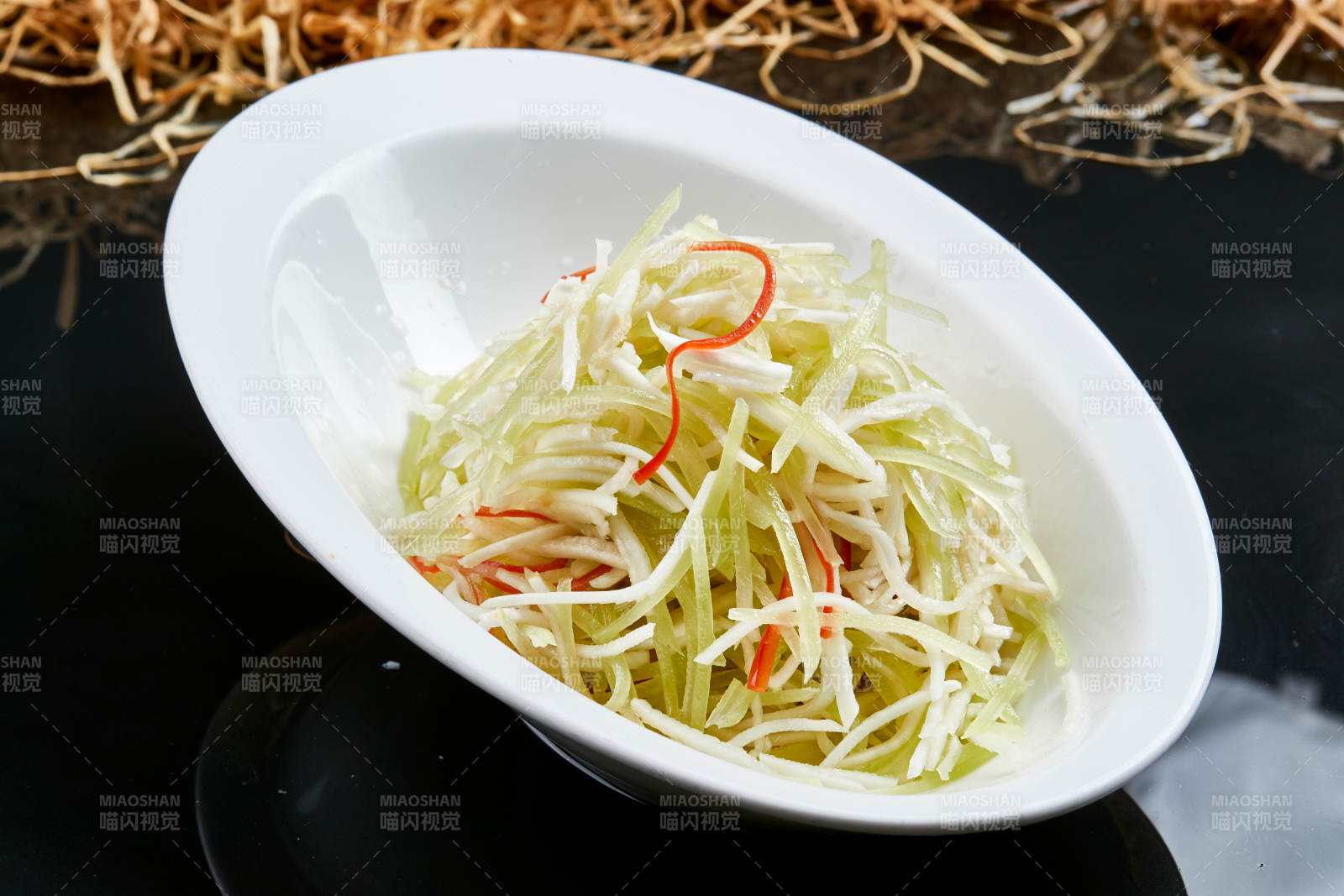 白色瓷盘装的巧拌双丝西芹丝土豆丝图片