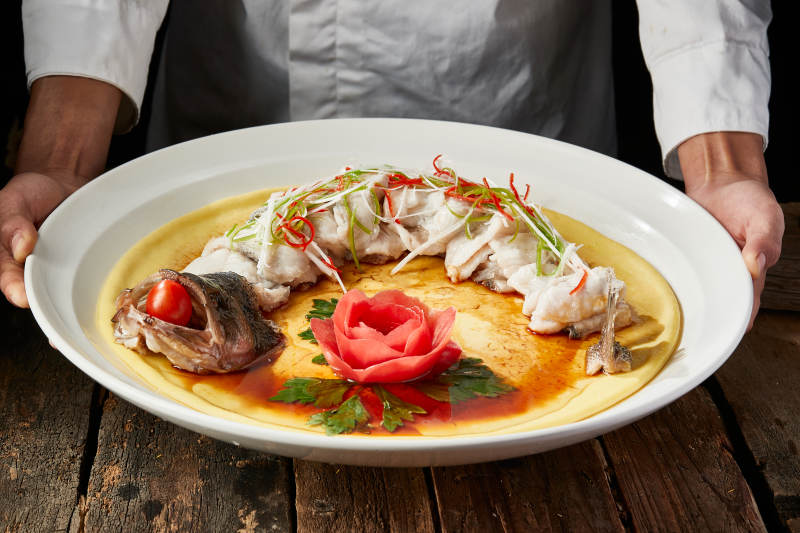 浇汁盘龙蒸鲈鱼配粗粮大饼图片