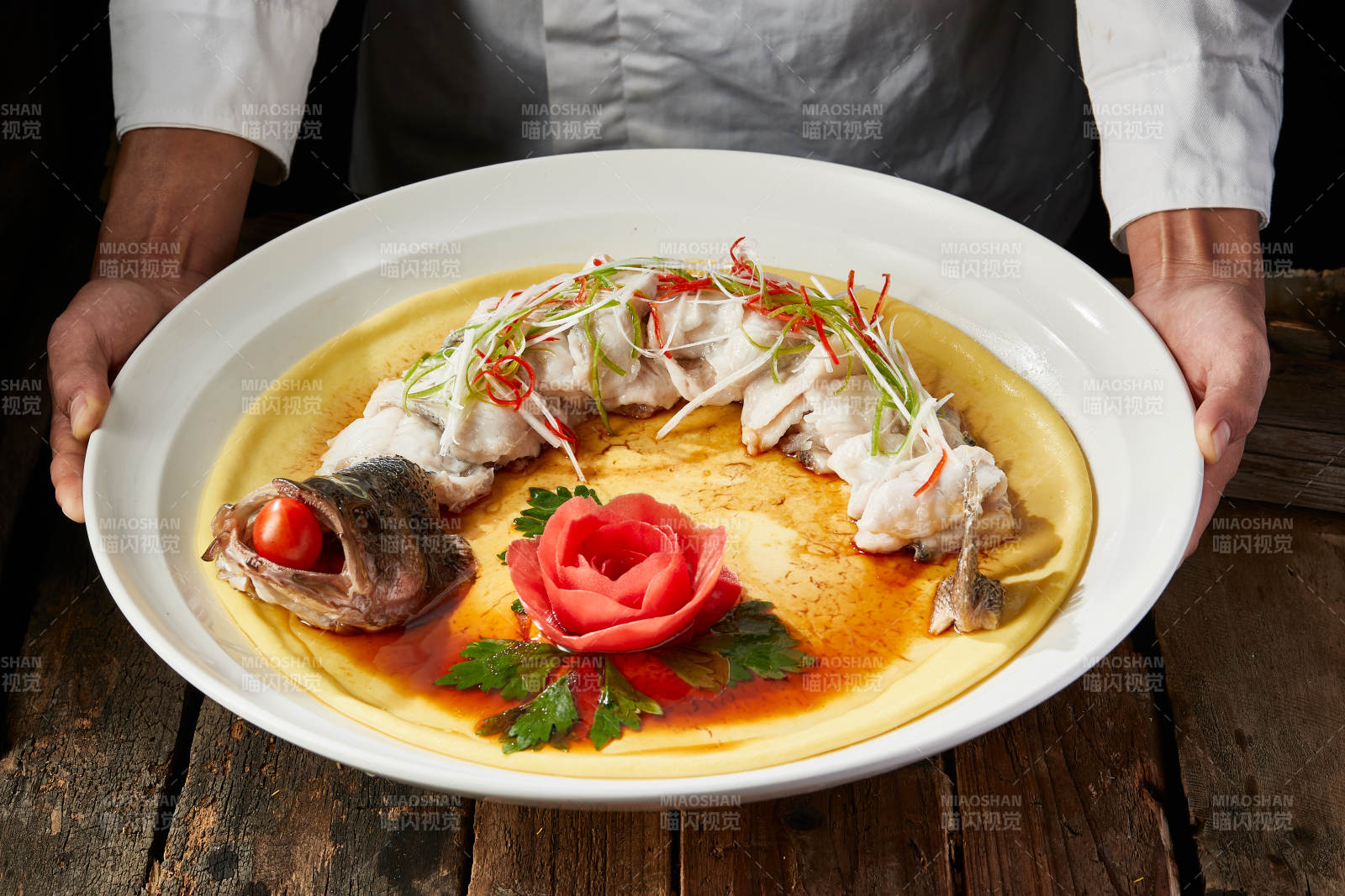 浇汁盘龙蒸鲈鱼配粗粮大饼图片