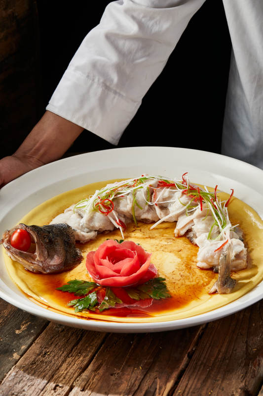 浇汁盘龙蒸鲈鱼配粗粮大饼图片