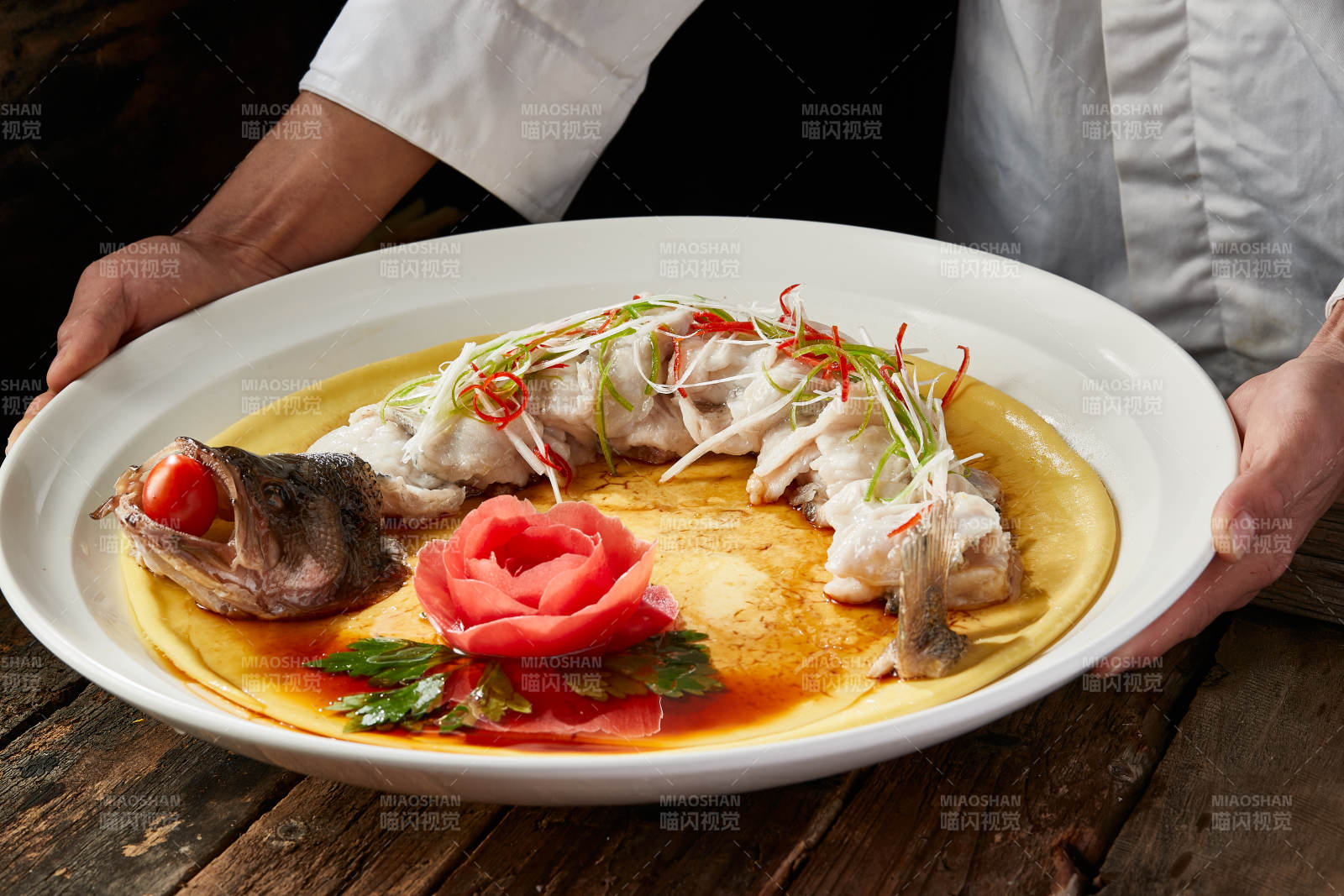 浇汁盘龙蒸鲈鱼配粗粮大饼图片