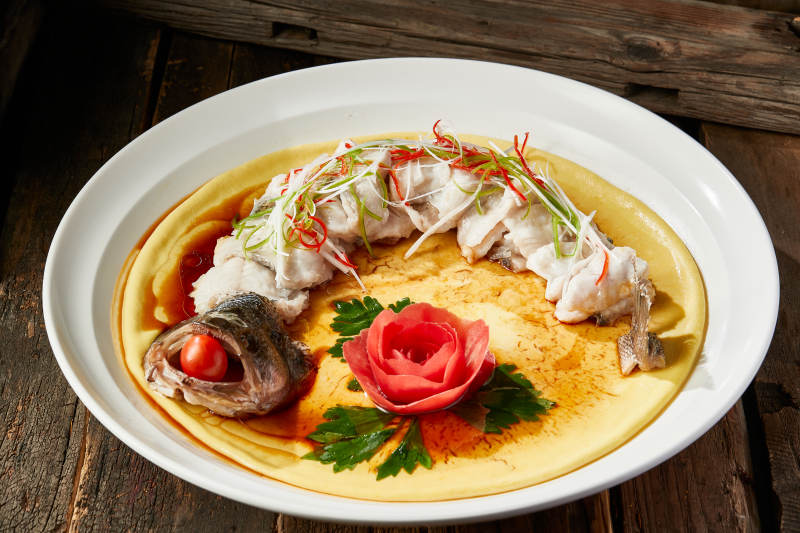 浇汁盘龙蒸鲈鱼配粗粮大饼图片