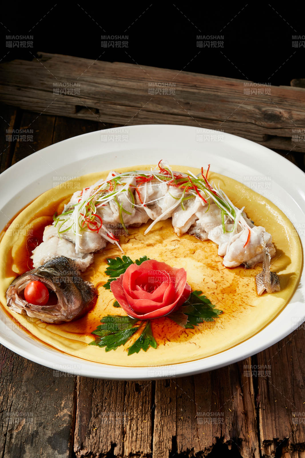 浇汁盘龙蒸鲈鱼配粗粮大饼图片