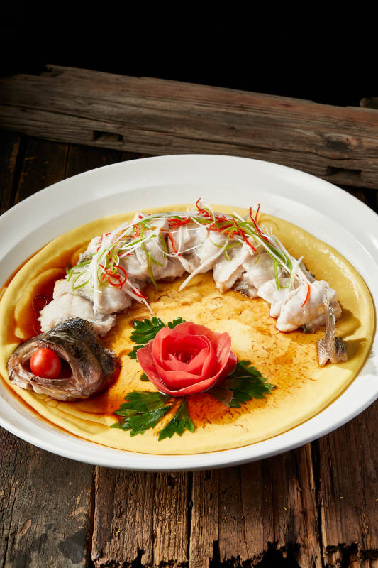 浇汁盘龙蒸鲈鱼配粗粮大饼图片